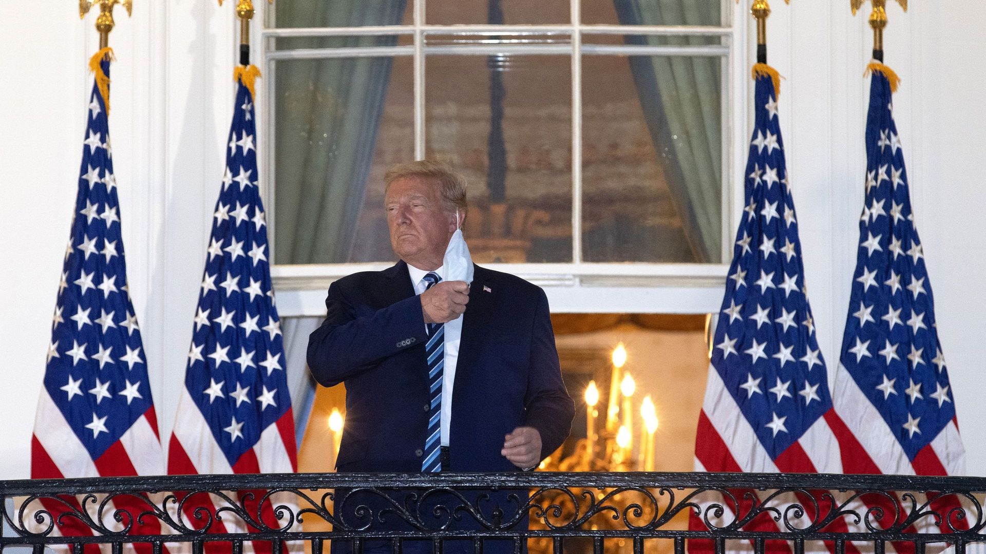 Le président américain Donald Trump enlève son masque à son retour à la Maison Blanche du Walter Reed National Military Medical Center le 5 octobre 2020 à Washington, DC.