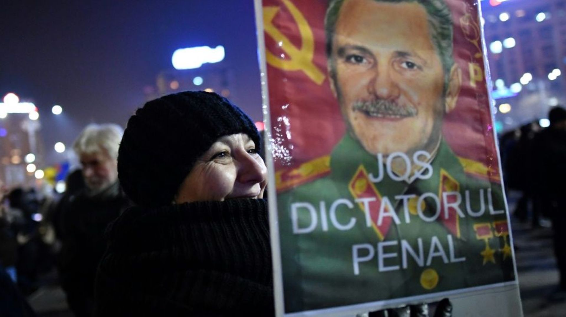 Une manifestante tient un portrait du chef du Parti social-démocrate Liviu Dragnea, actuellement poursuivi par la justice, le 1er février 2017 à Bucarest