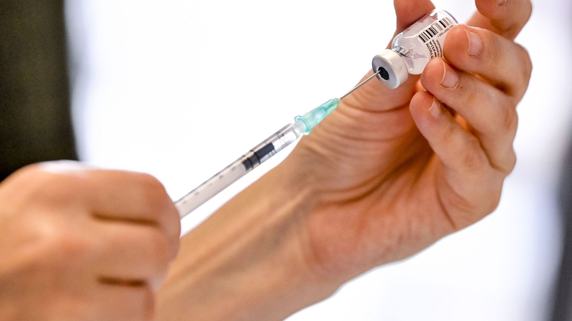 Préparation d'une seringue pour la vaccination