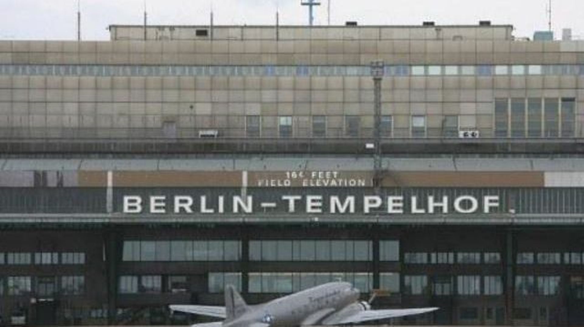 Attentat sur un marché de Noël à Berlin - Perquisition dans un hangar de l'aéroport de Berlin Tempelhof