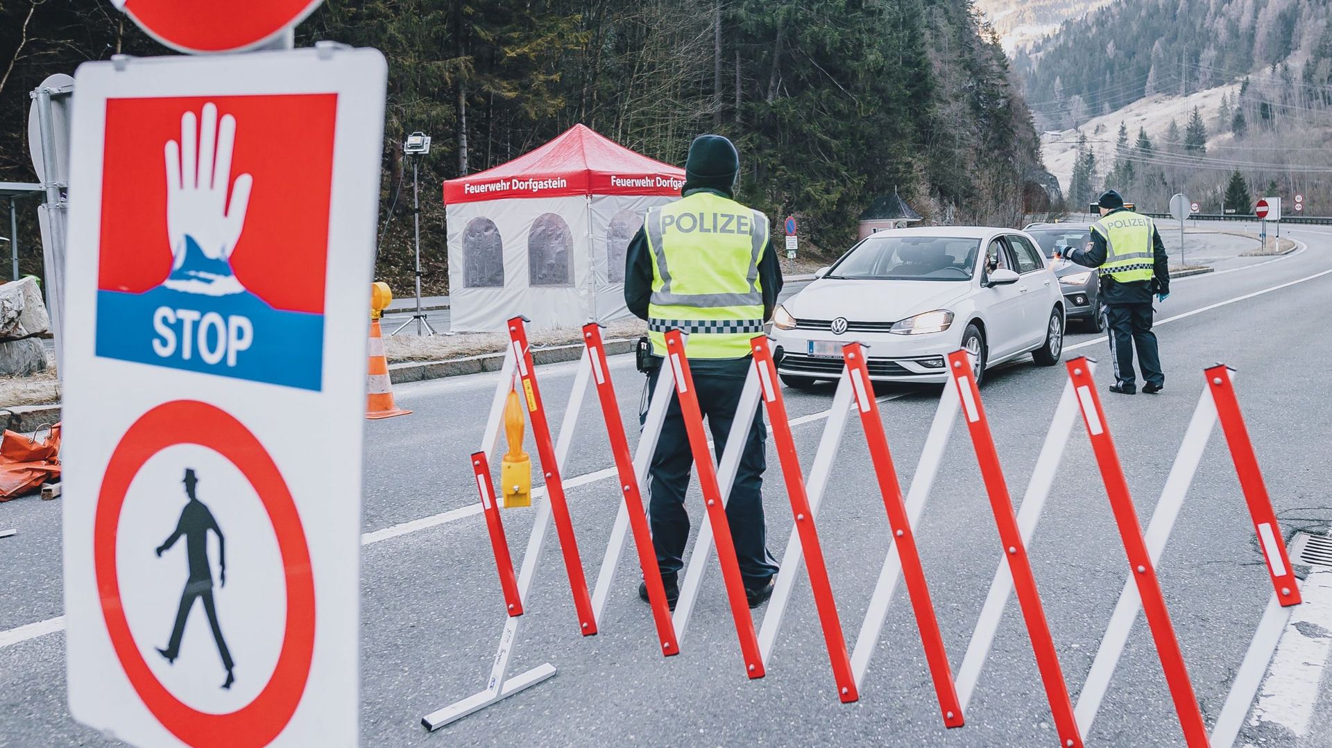 La police au point de contrôle de la barrière de la vallée de Gastein à Dorfgastein en Autriche. Dans la province de Salzbourg, deux vallées entières et la communauté de Flachau ont été mises en quarantaine à cause du coronavirus.