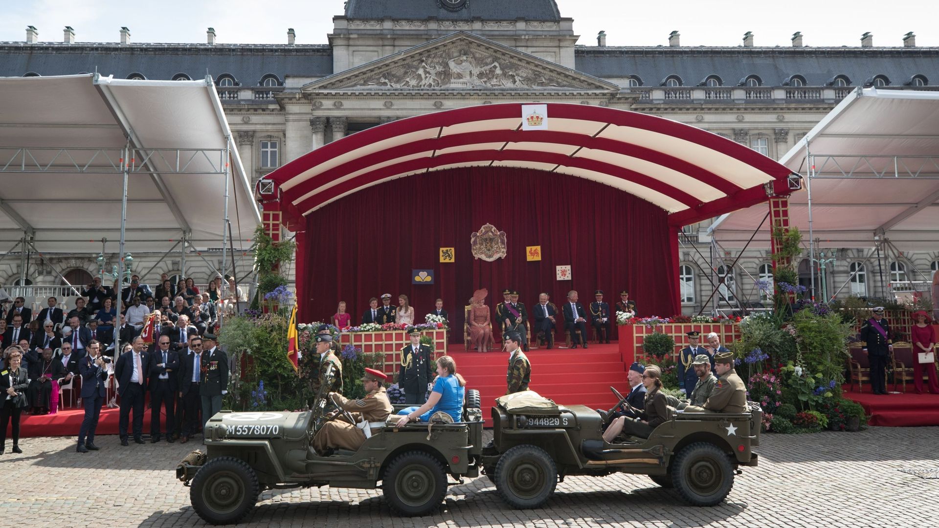 Passage de deux jeep devant le Palais royal lors du défilé militaire le 21 juillet 2019