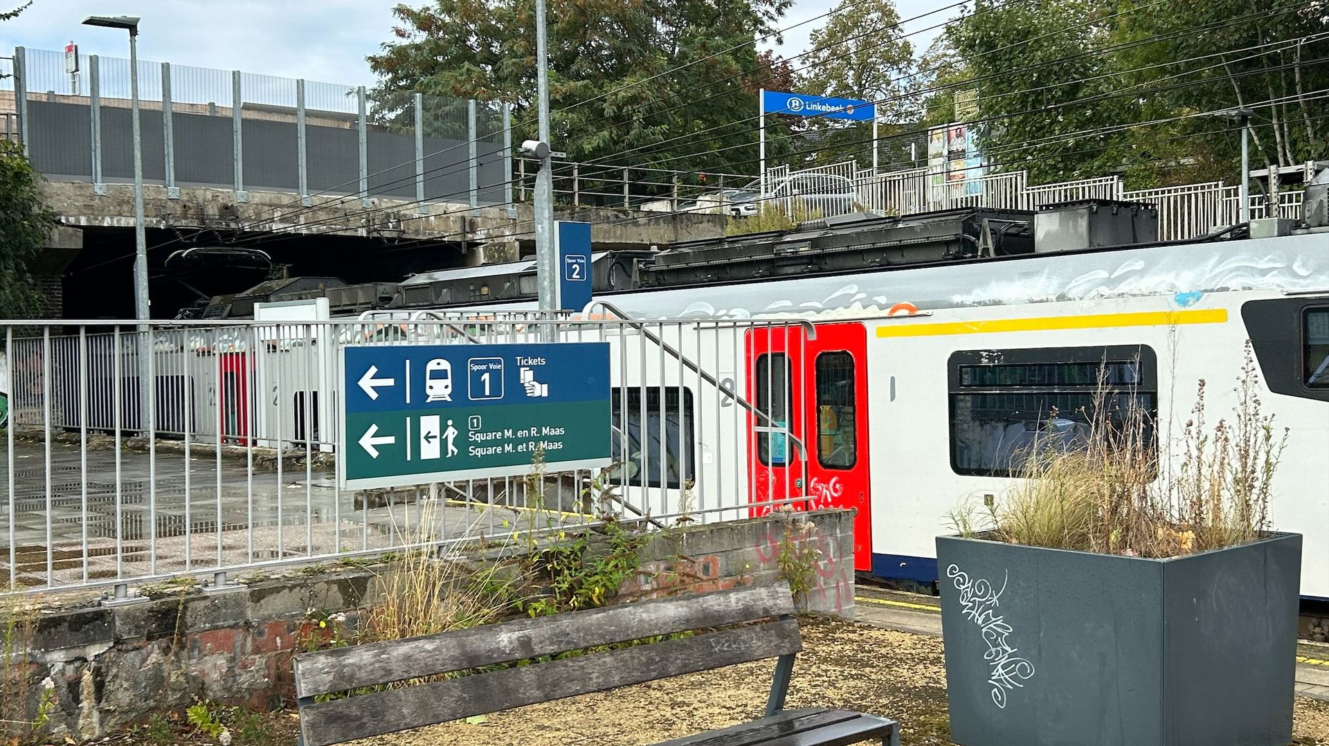 "La fermeture de la gare de Linkebeek ne nous arrange vraiment pas" : les navetteurs déplorent la décision du conseil communal