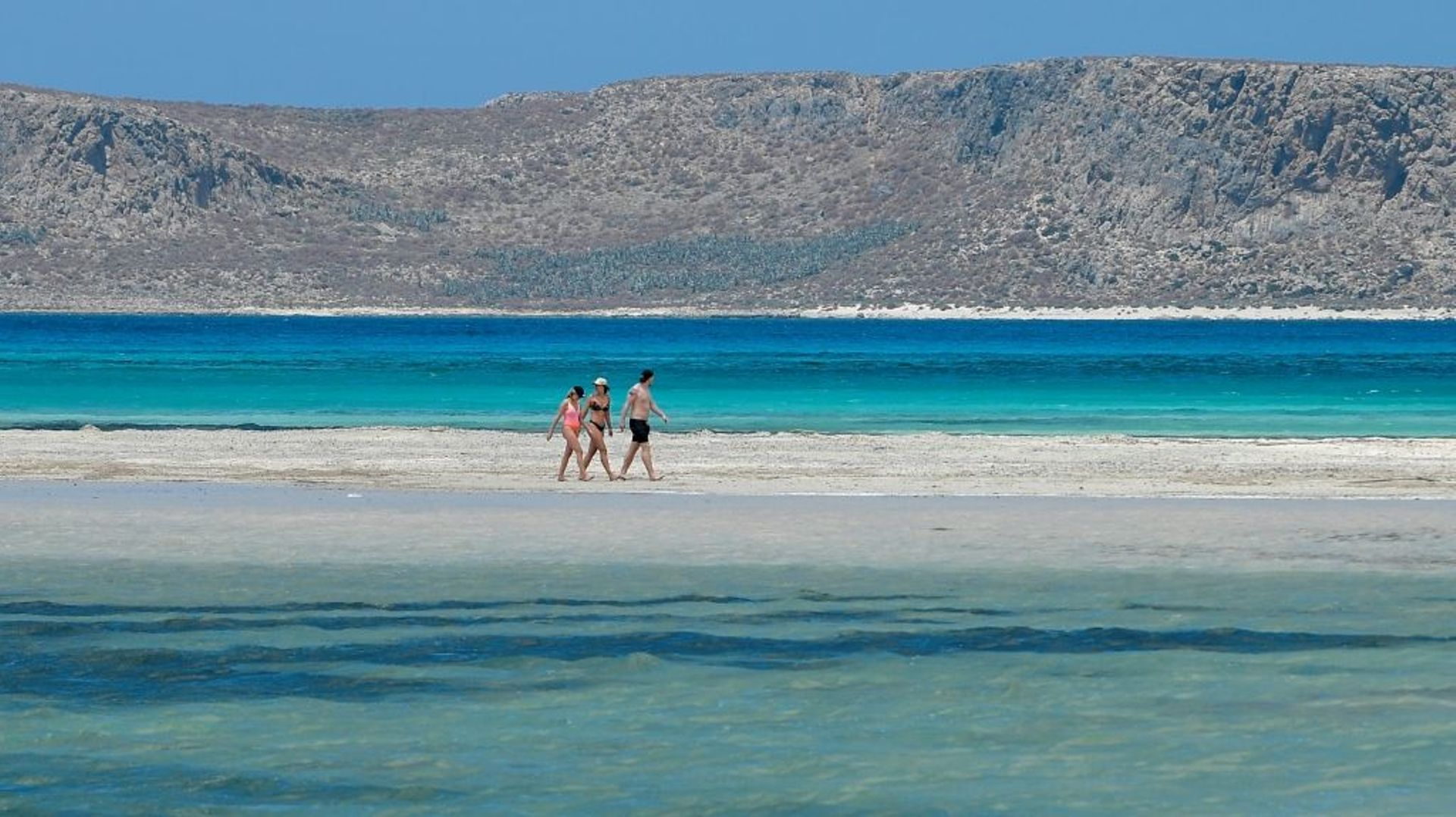 Des touristes sur la plage de Balos, sur l'île de Crète, le 13 mai 2021
