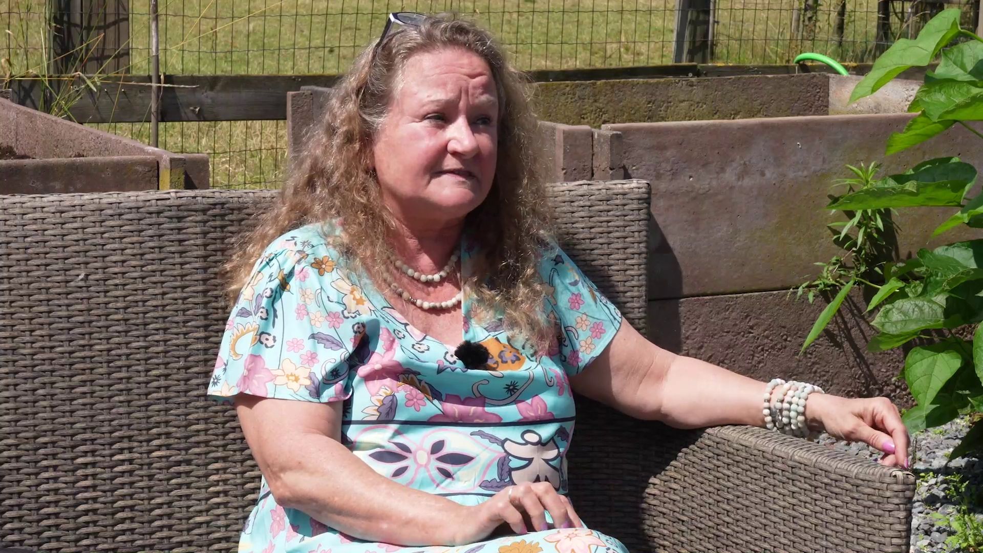 Sigrid, ancienne militaire à la retraite, vit à Peer, entourée de ses 6 chiens et de ses chevaux. Elle vote Vlaams Belang, car elle est contre les profiteurs.