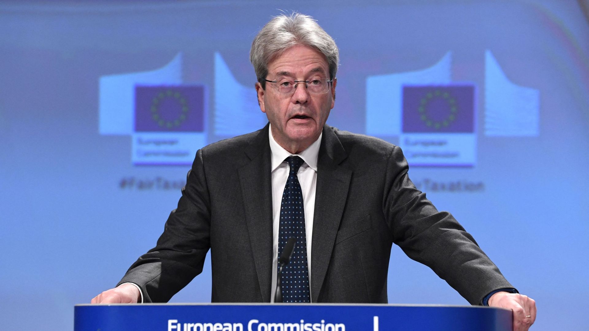 Le commissaire européen à l'économie, Paolo Gentiloni, tient une conférence de presse après la réunion du Collège sur la fiscalité mondiale des entreprises et les entités fictives, au siège de l'UE à Bruxelles, le 22 décembre 2021.