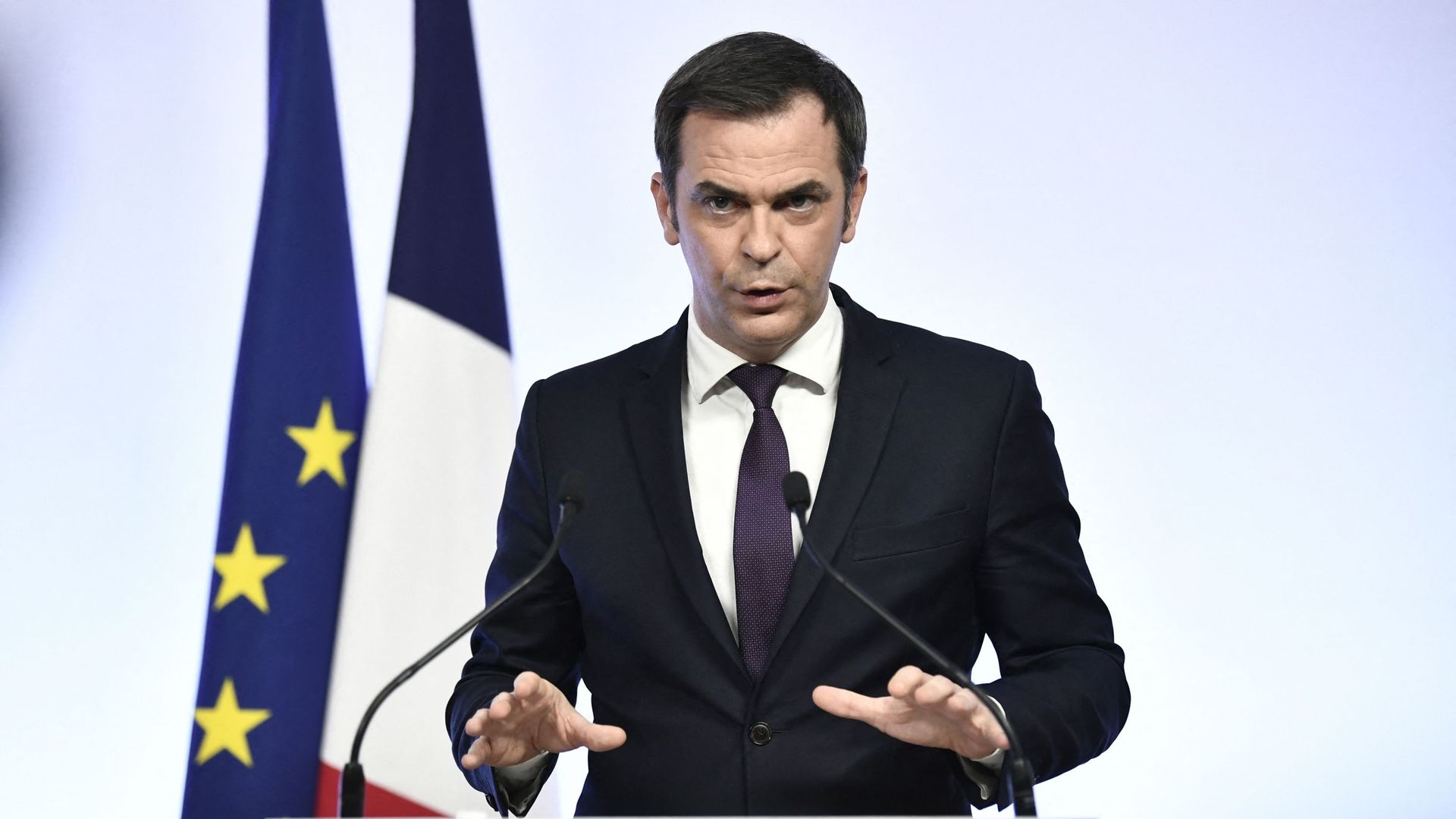 Olivier Véran, ministre français de la Santé lors d’une conférence de presse à Paris, le 27 décembre 2021.
