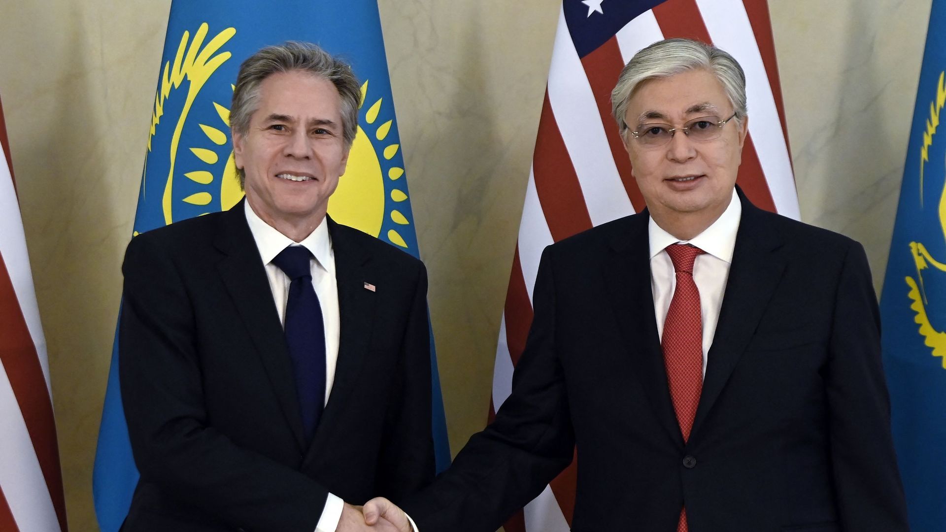 Antony Blinken et le président kazakh Kassym-Jomart Tokaiev à Astana, le 28 février  
