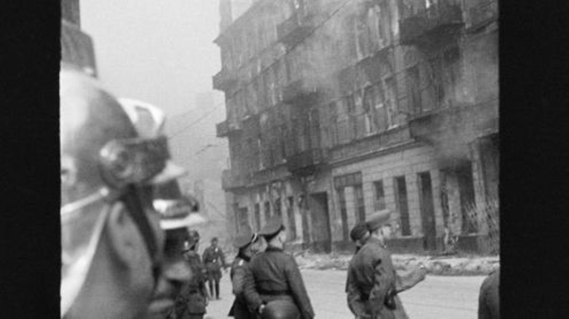 Photo montrée prise par un pompier polonais dans le ghetto de Varsovie, "autour du 20 avril 1943" selon lui, montrant les nazis mettant le feu aux bâtiments lors de l'évacuation du ghetto.