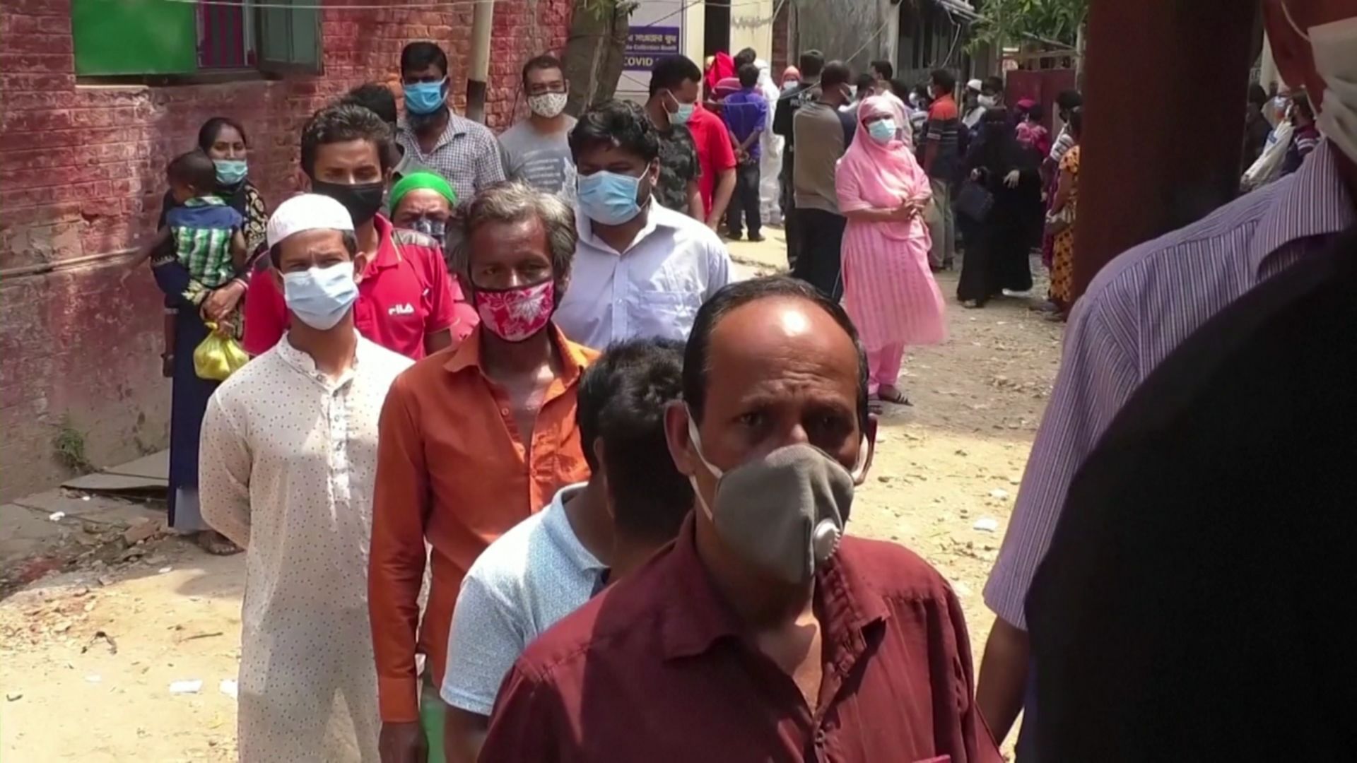 Résidents de Dacca faisant la file pour se faire tester au coronavirus