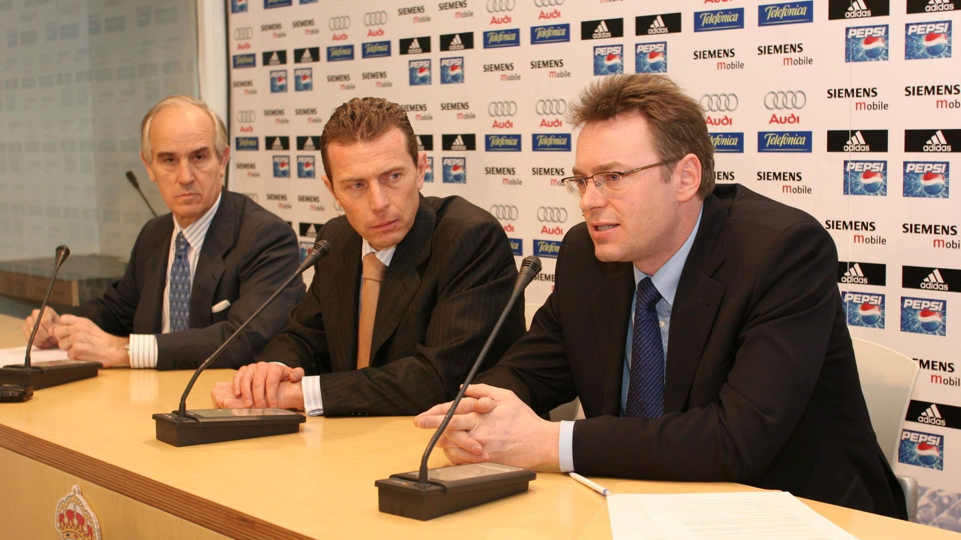 Jean-Louis Dupont (à droite), aux côtés de l'ex-gloire du Real Madrid Emilio Butragueno
