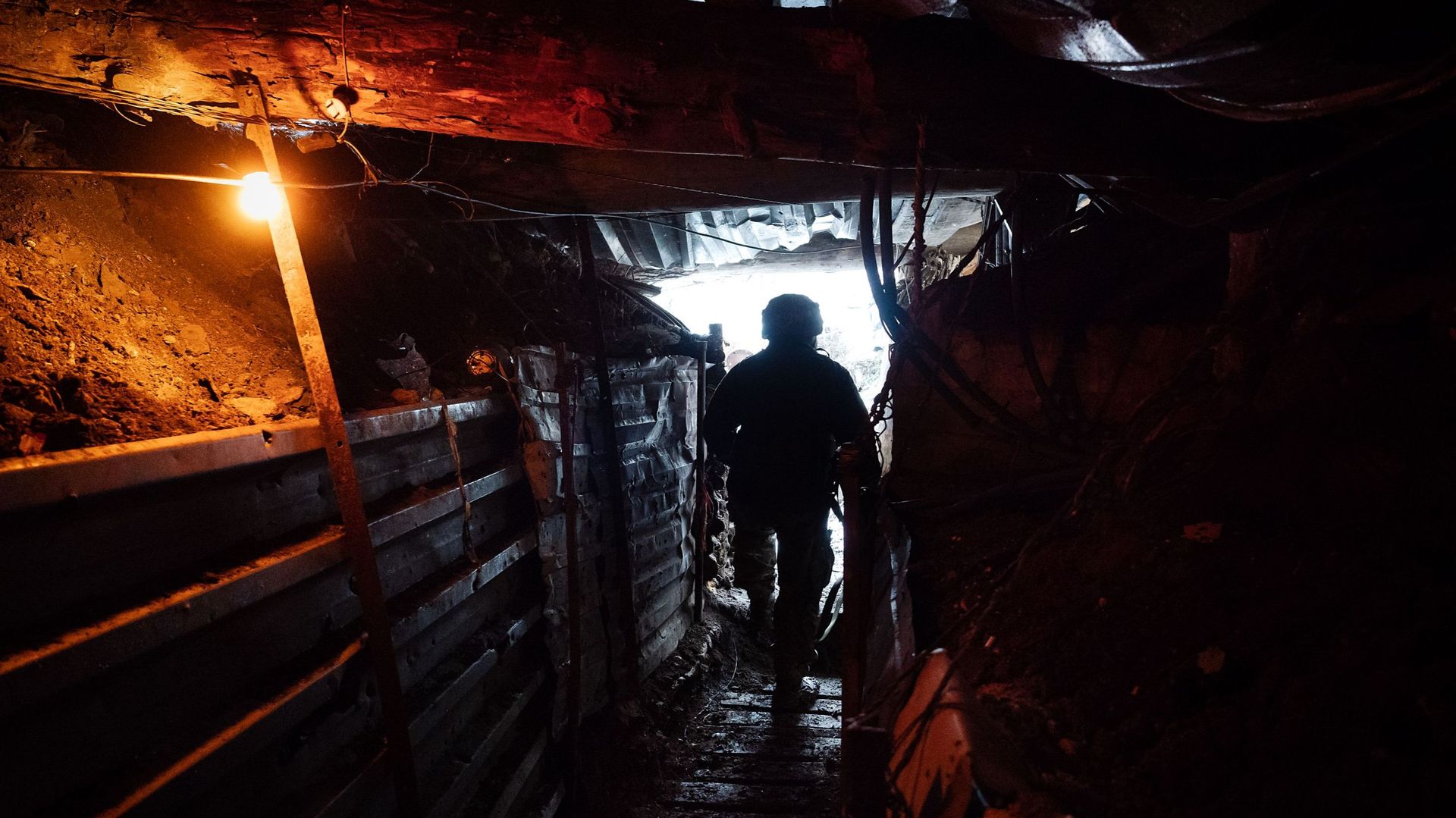 Un soldat ukrainien marche dans une tranchée souterraine le 9 février 2022 à Pisky, en Ukraine. Les tensions entre l’alliance militaire de l’OTAN et la Russie s’intensifient en raison du déplacement par la Russie de dizaines de milliers de soldats et d’ar