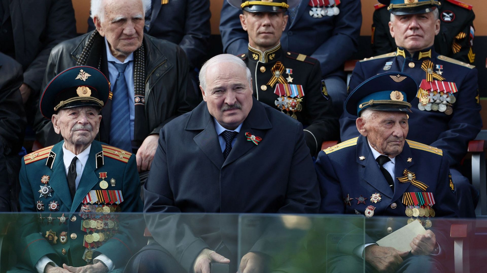 Le président biélorusse Alexandre Loukachenko assiste au défilé militaire du Jour de la Victoire sur la Place Rouge, dans le centre de Moscou, le 9 mai 2023.