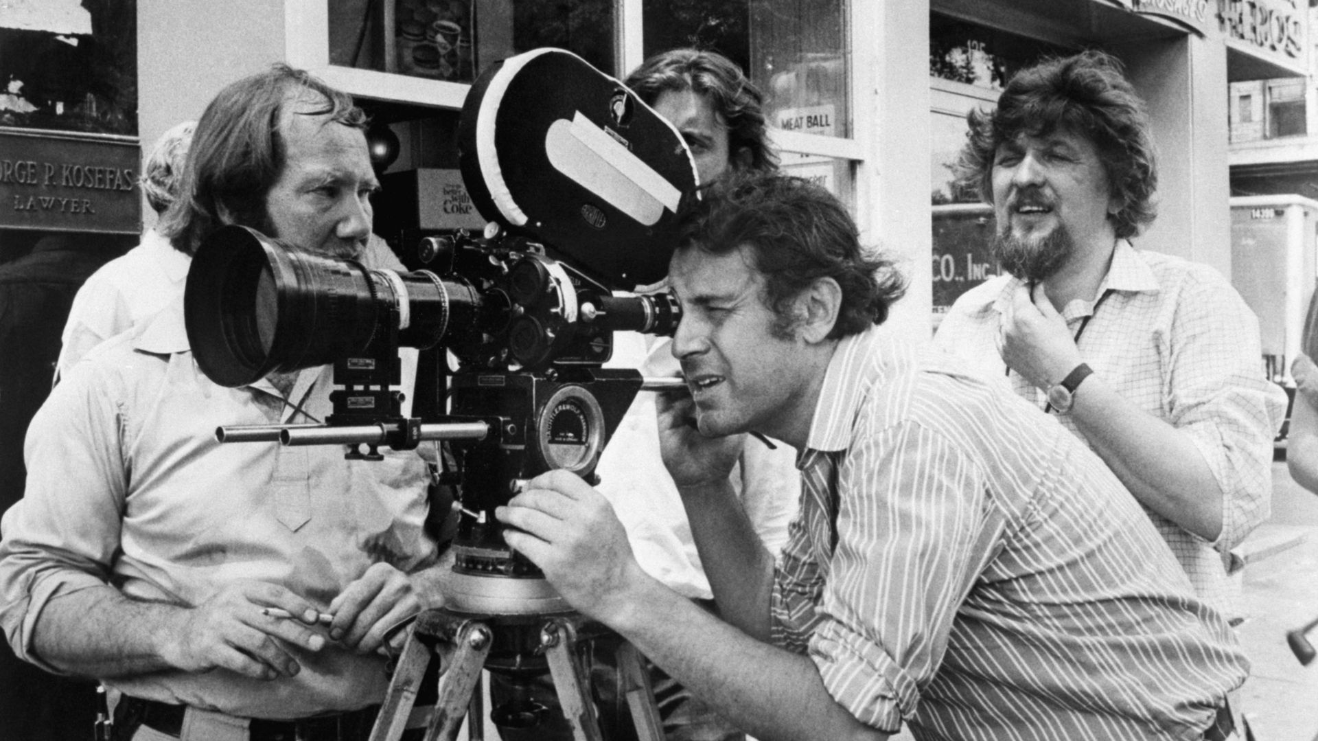 30/10/1970-New York, le réalisateur Milos Forman derrière la caméra sur un plateau de tournage dans Esat Village, testant une scène pour le film 'Taking off'