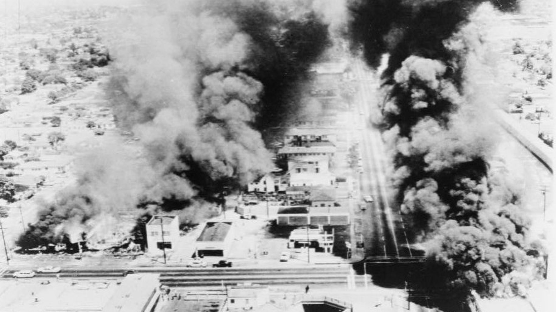Des bâtiments en feu lors des émeutes de Watts en 1965