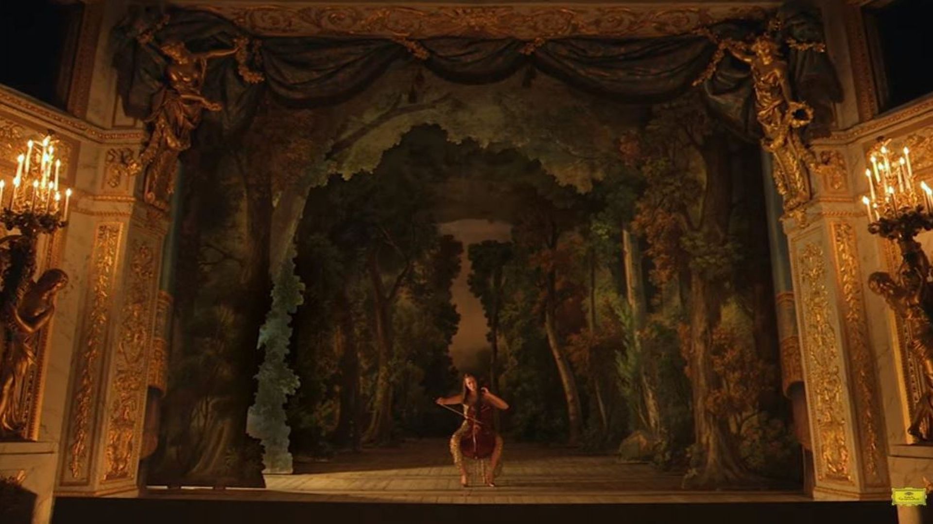 La violoncelliste franco-belge Camille Thomas interprète une oeuvre de Glück dans le Théâtre de la Reine Marie-Antoinette à Versailles