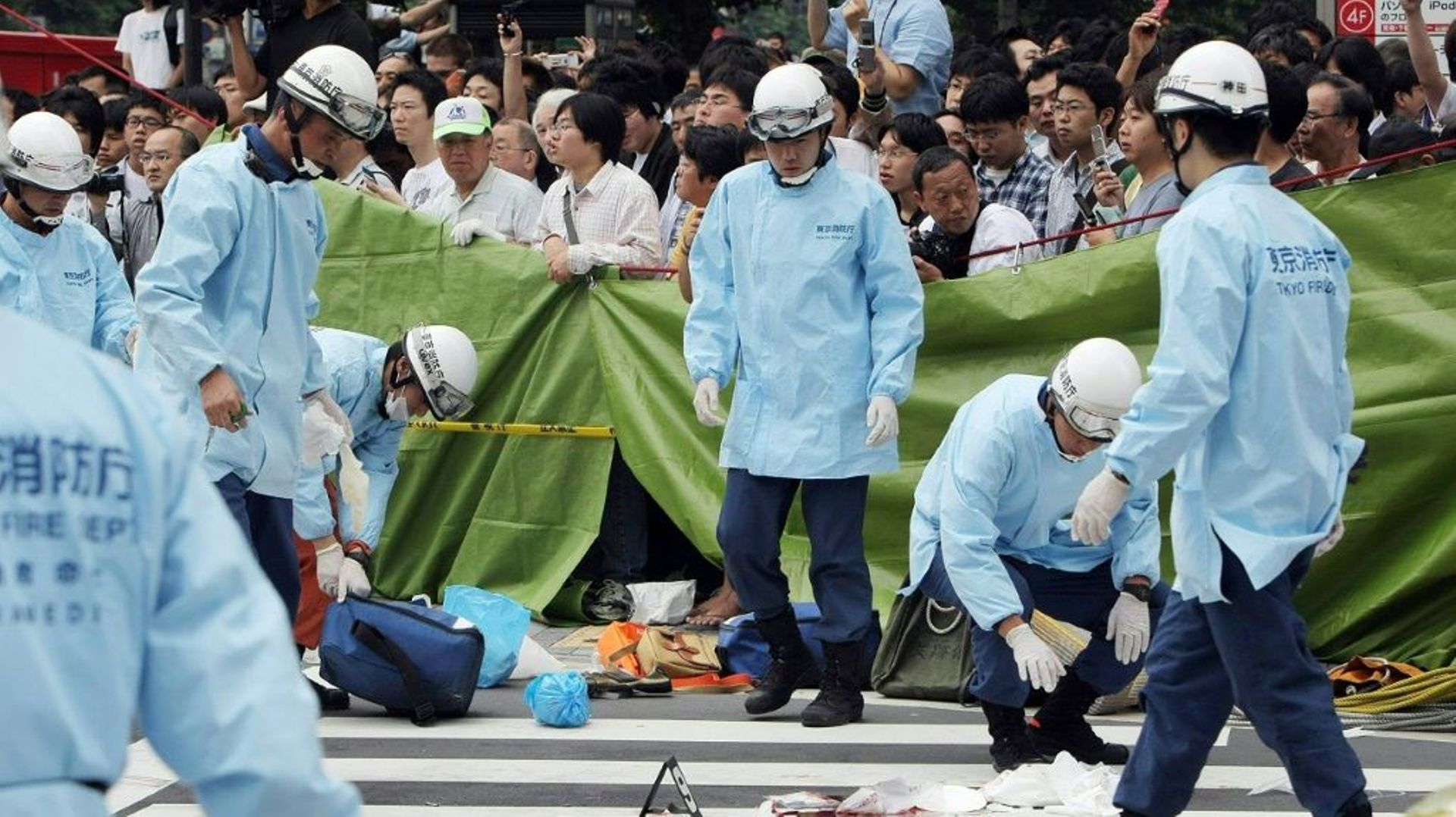 Des équipes de secours sur les lieux où des passants ont été poignardés par un homme, le 8 juin 2008 dans une rue d’Akihabara, quartier de l’électronique à Tokyo, au Japon