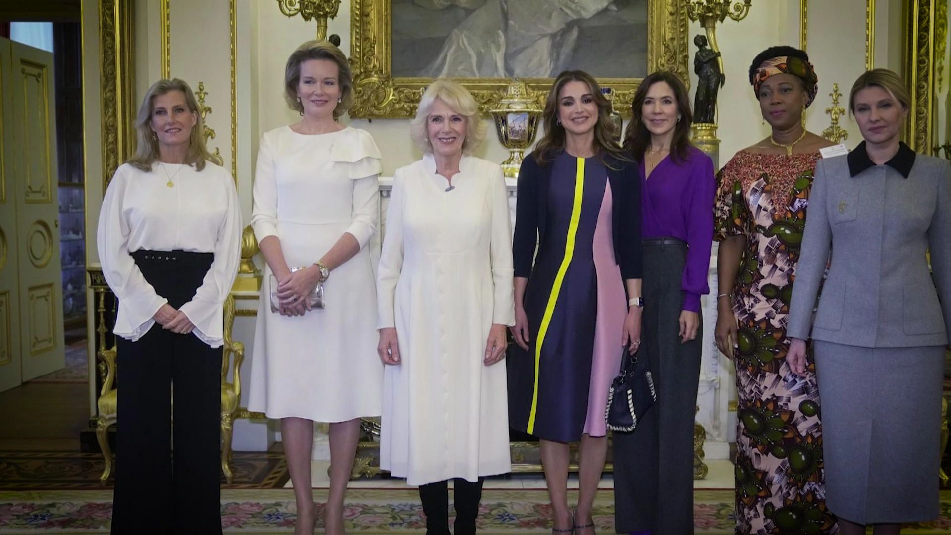 La Reine Mathilde aux côtés de son homologue britannique Camilla Parker Bowles, au Palais de Buckingham.