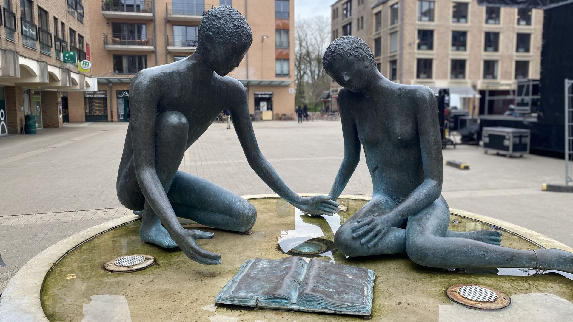 A deux pas de la future librairie, les personnages de la fontaine de la place de l'Université et leur livre ouvert.