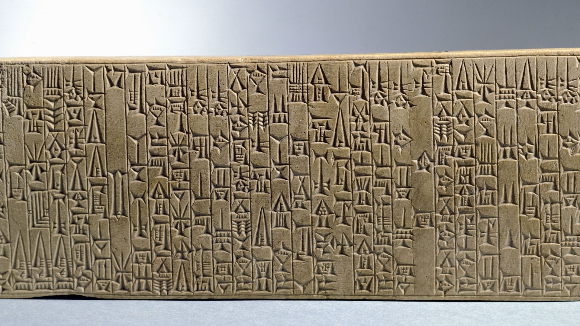 La tablette de fondation de Babylone par le Roi Hammurabi, 18e siècle av. J.-C., Paris, Musée Du Louvre.