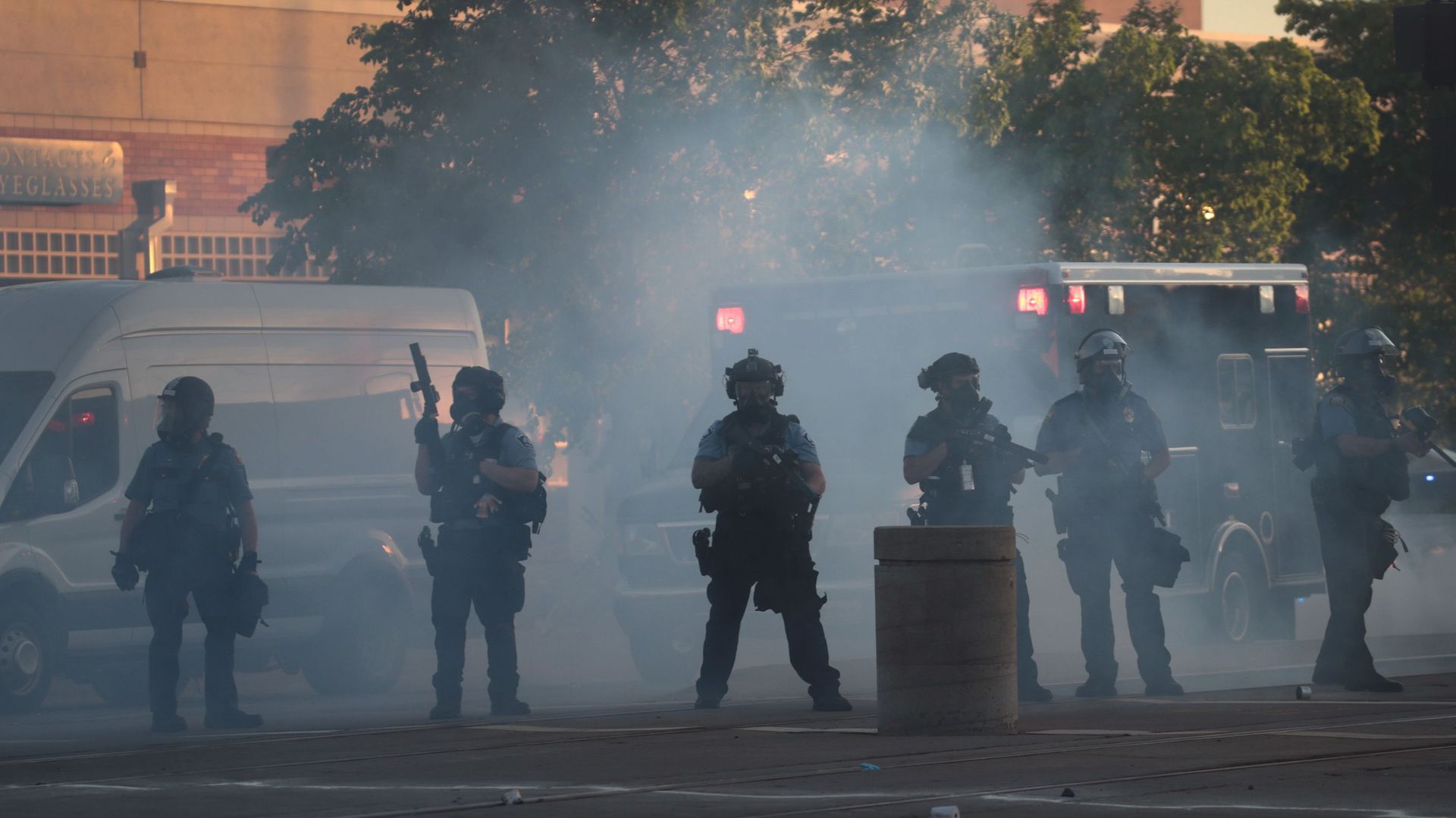 Des policiers dans un nuage de gaz lacrymogène lors d’une manifestation le 28 mai 2020 à St. Paul, Minnesota.