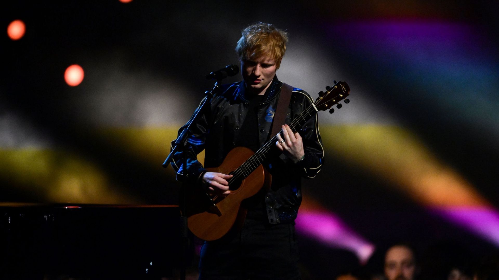 Ed Sheeran se produisant lors des BRIT Awards 2022 à l’O2 Arena le 8 février 2022 à Londres.