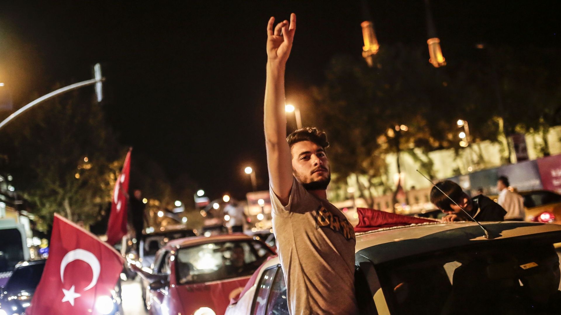 Un manifestant effectue le signe distinctif des "loups gris" du MHP, le parti ultra-nationaliste turc et radicalement opposé aux Kurdes. 