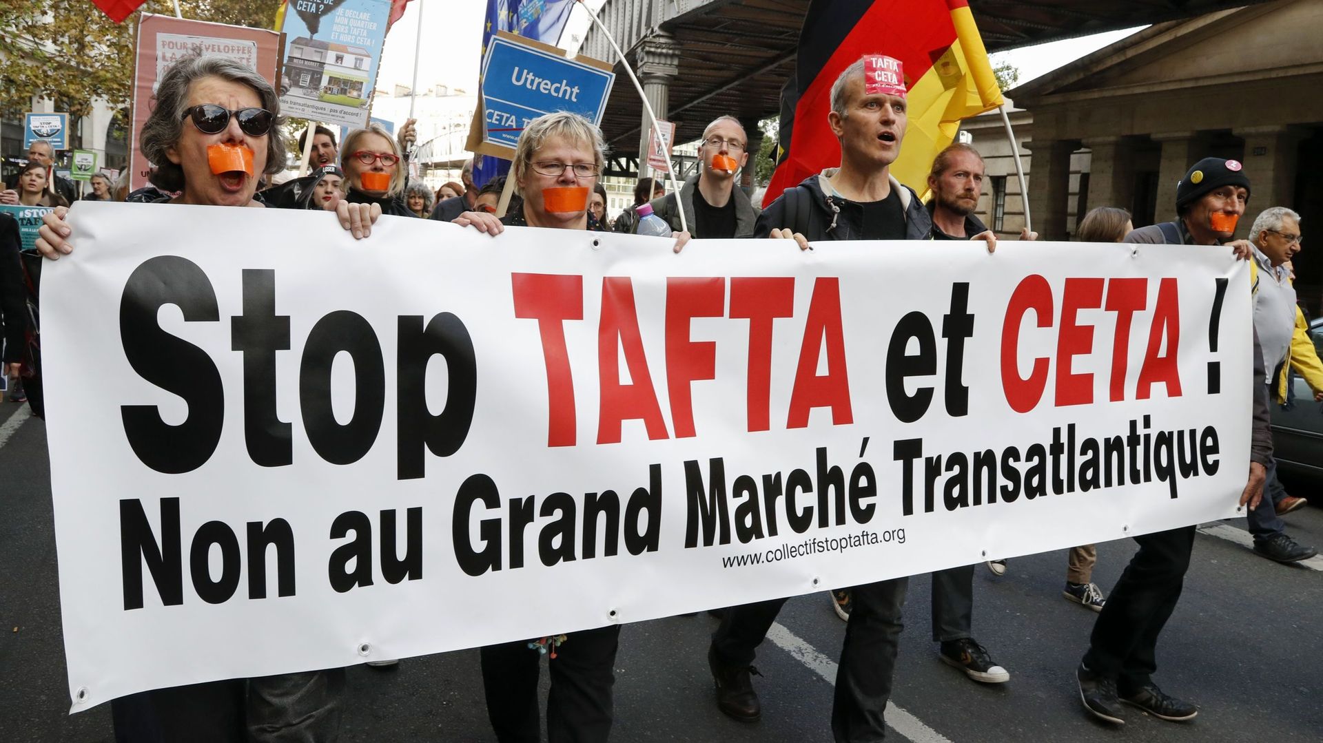 Une manifestation contre les traités TAFTA et CETA à Paris, le 15 octobre 2016.
