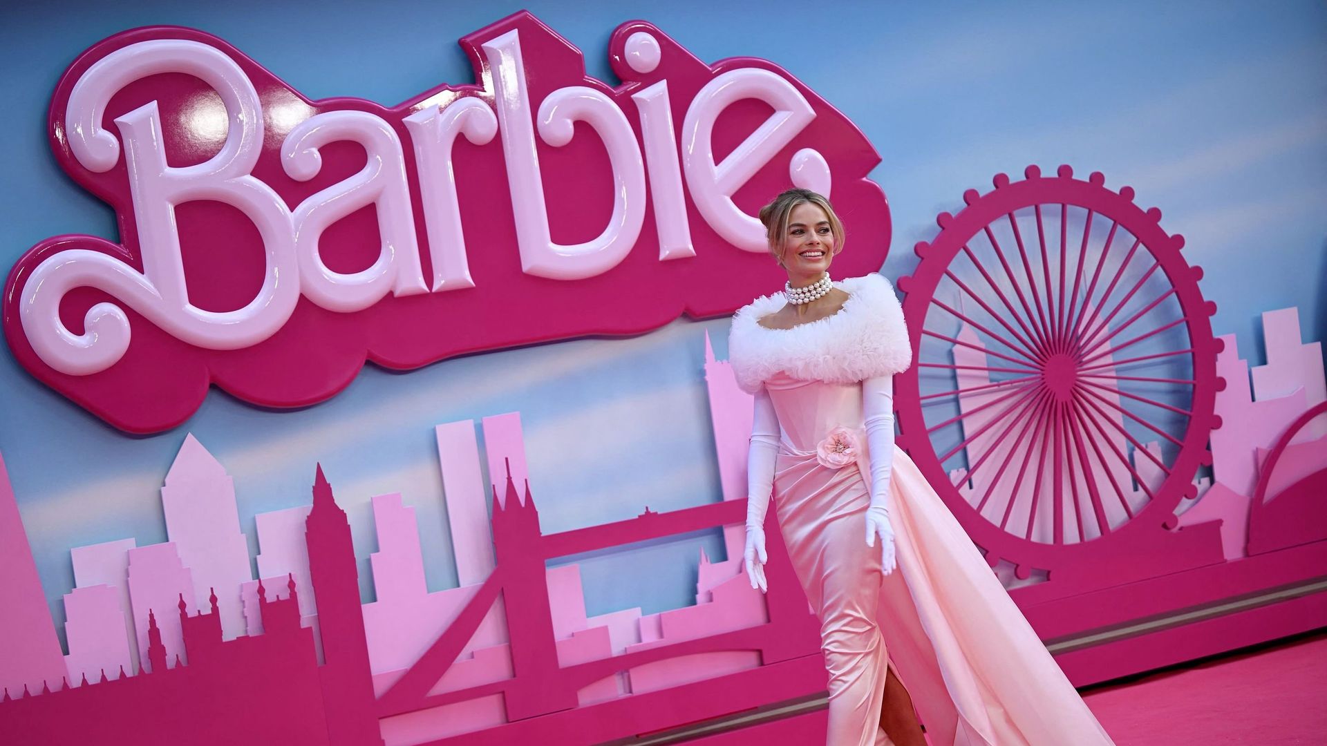 Margot Robbie et Ryan Gosling font du roller en tenues fluo sur le tournage  de Barbie 