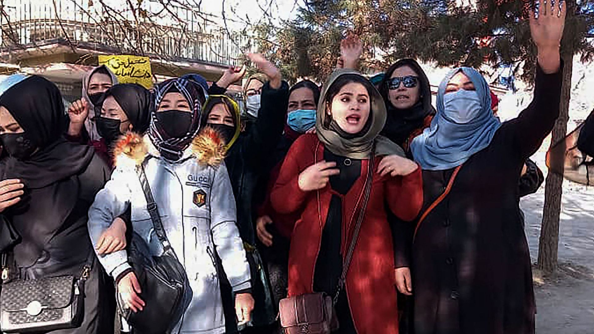 Des femmes afghanes scandent des slogans pour protester contre l’interdiction de l’enseignement universitaire pour les femmes, à Kaboul, le 22 décembre 2022. Un petit groupe de femmes afghanes a organisé une manifestation de défi à Kaboul le 22 décembre c