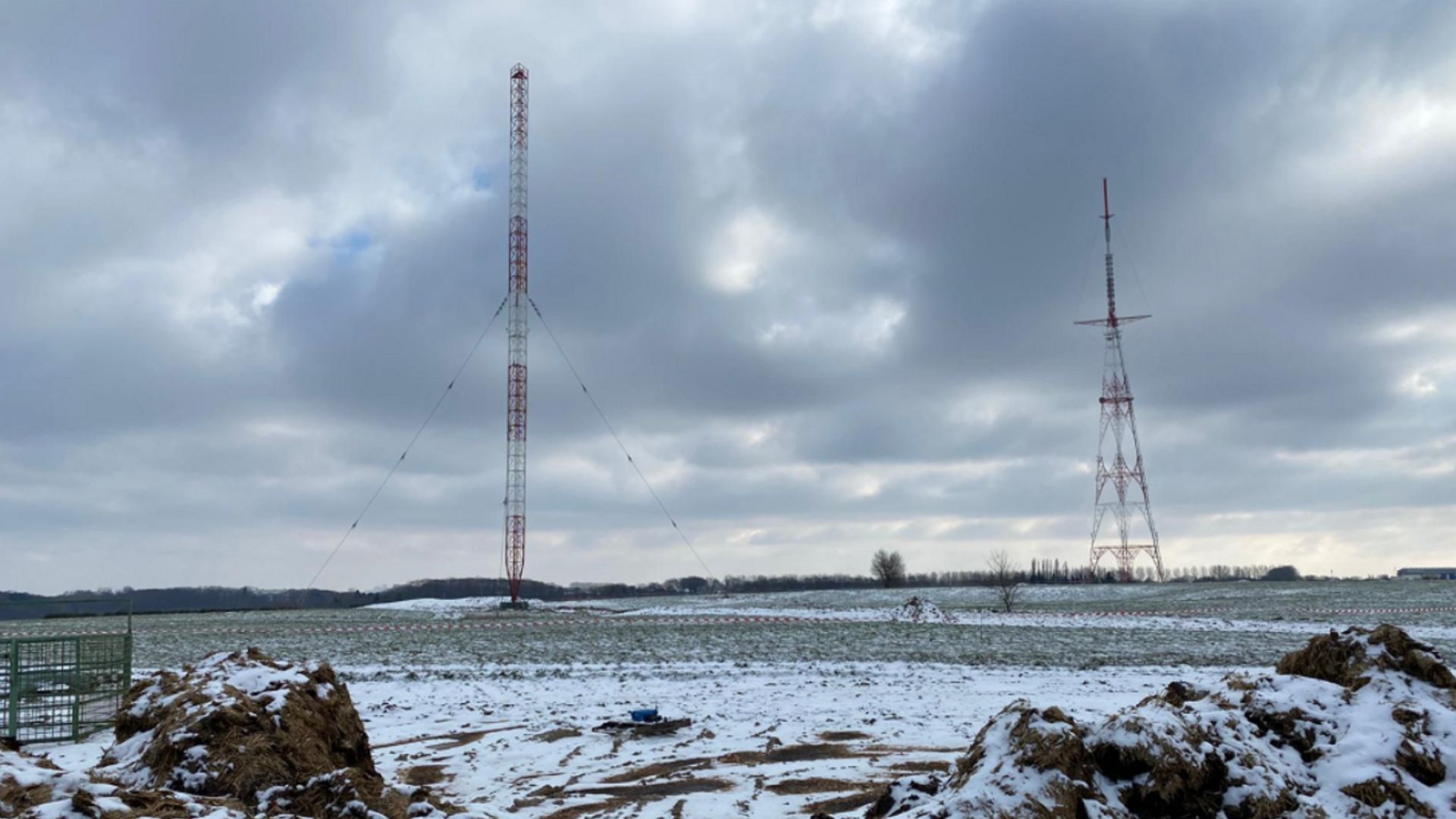 Le site de la RTBF à Wavre, photographié en février 2021 juste avant la destruction de deux antennes qui n'étaient plus utilisées.