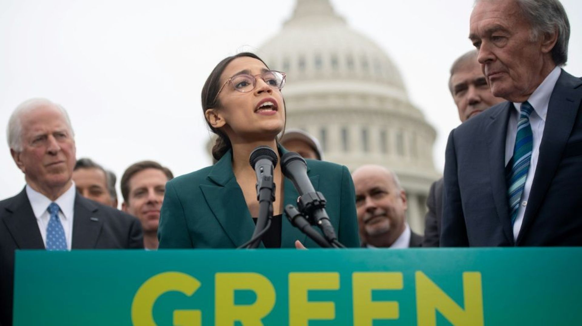 L'élue à la Chambre des représentants Alexandria Ocasio-Cortez et le sénateur Ed Markey (droite), dévoilent un plan environnemental, le "Green new deal", devant le Capitole à Washington le 7 février 2019