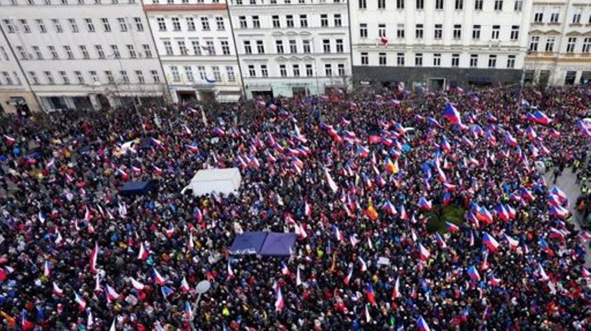 Des personnes participent à une manifestation anti-gouvernementale à Prague le 11 mars 2023.