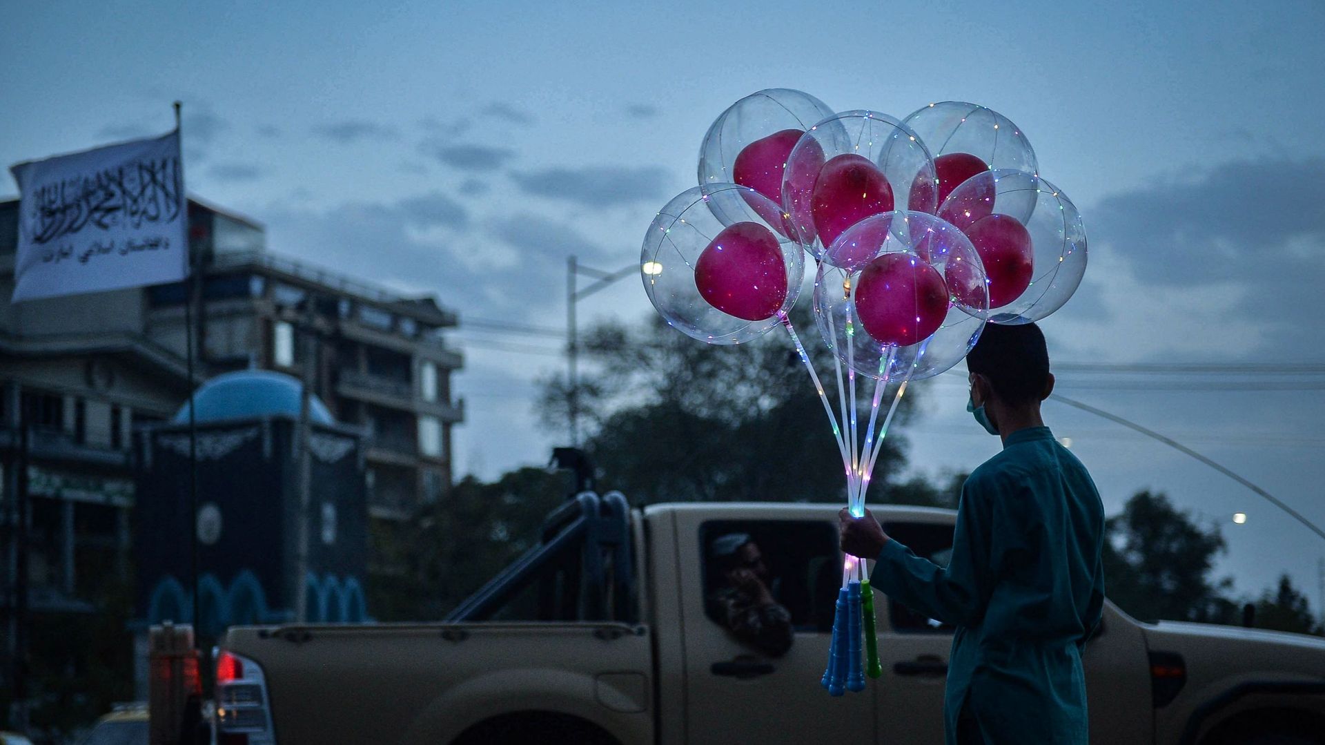 Jeune vendeur de ballons à Kaboul, le 30 août 2021