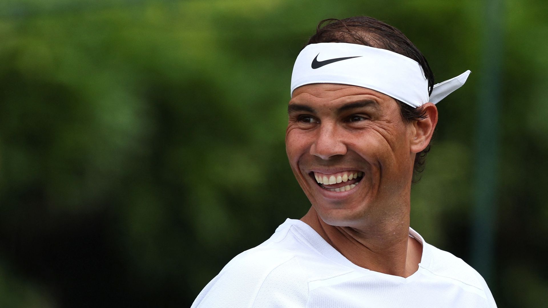 Rafael Nadal se prépare à Wimbledon avec le sourire.