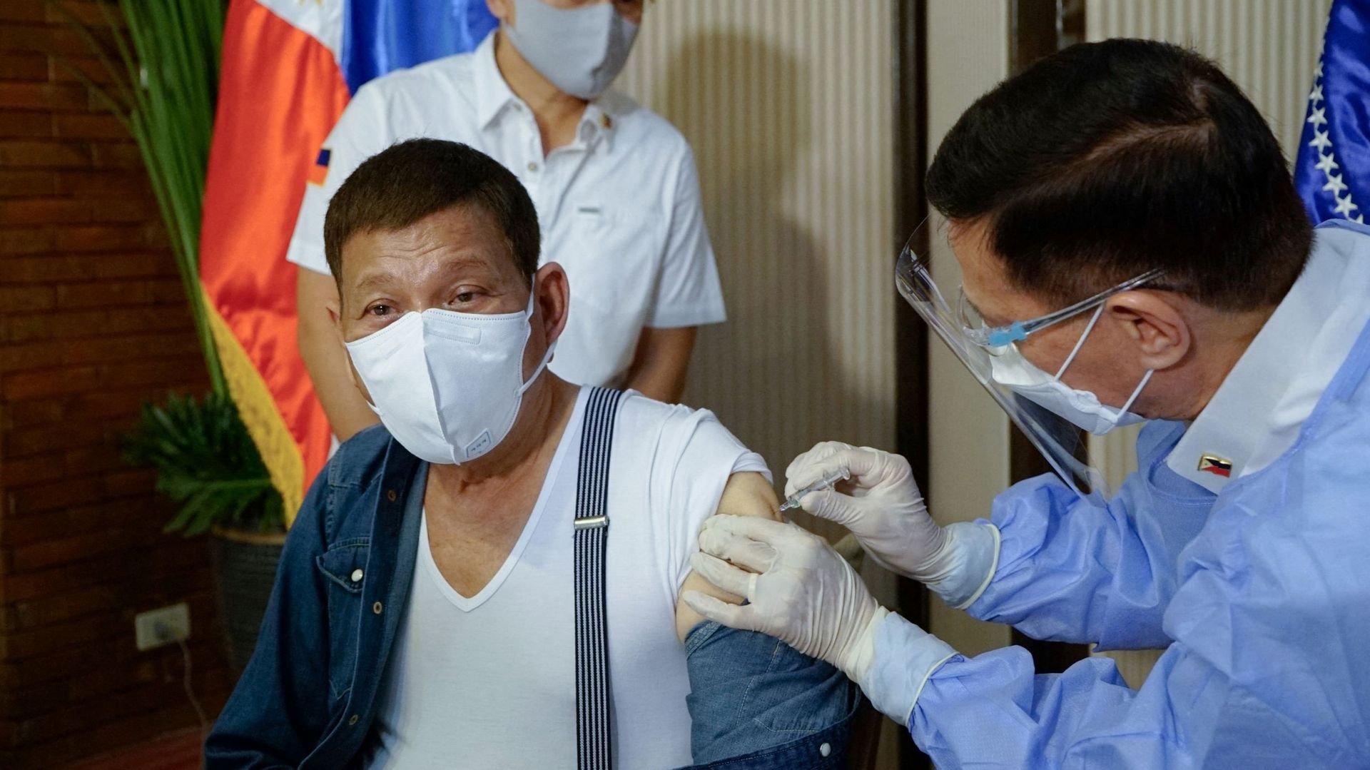 Le président philippin Rodrigo Duterte reçoit une dose de Sinopharm chinois contre le coronavirus, début mai.