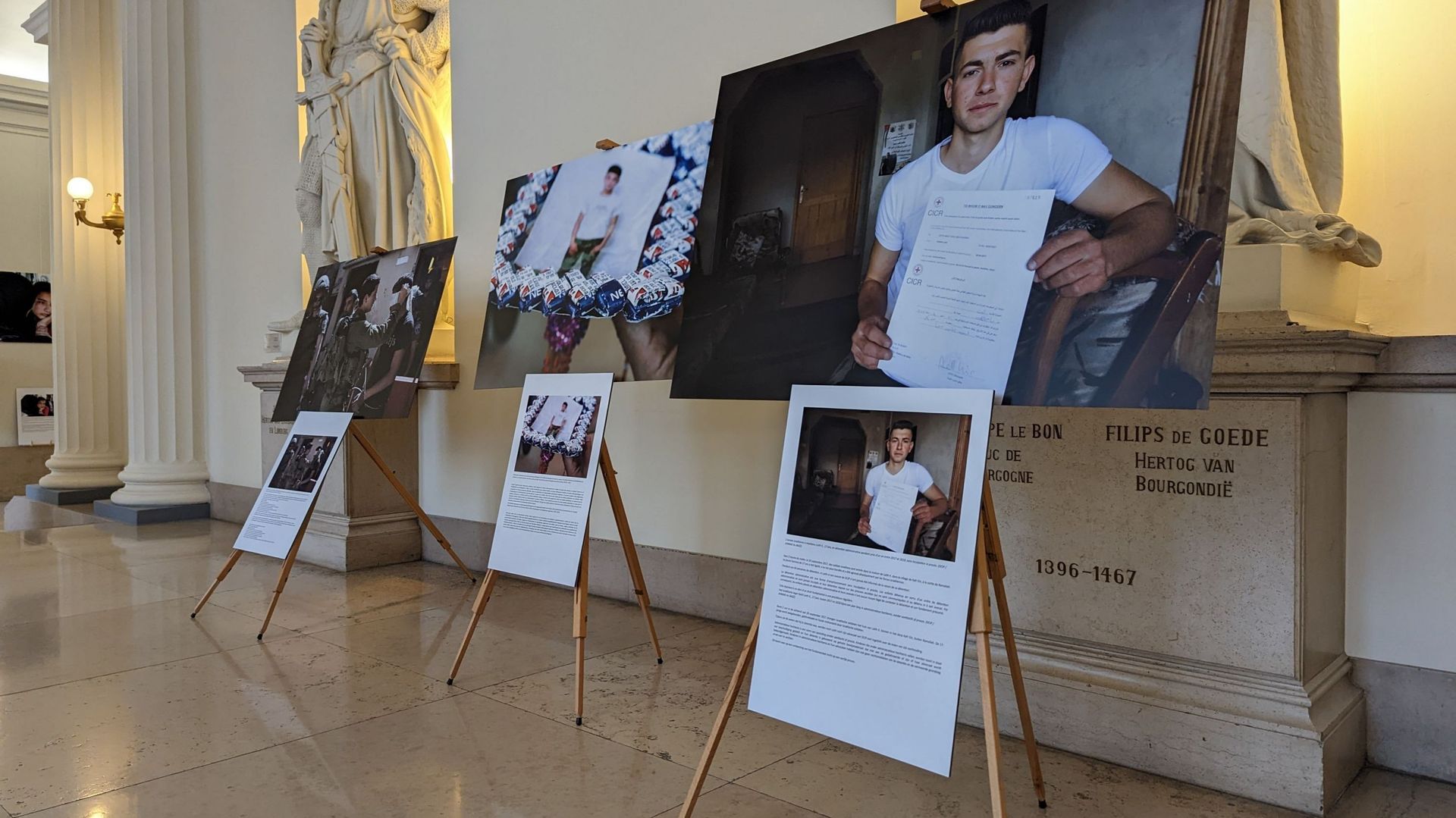 Dans le péristyle du Palais de la Nation, 16 photographies qui déclenchent la polémique.