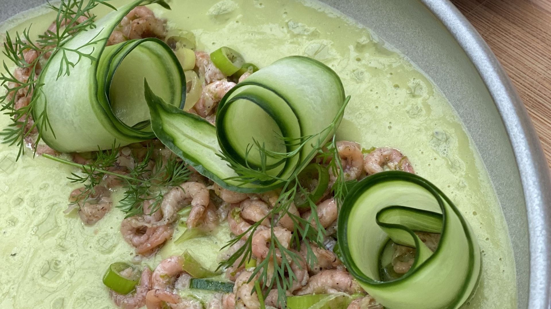 Un délicieux gaspacho vert aux crevettes à savoureux entre ami ? Suivez la recette du chef Daniel !