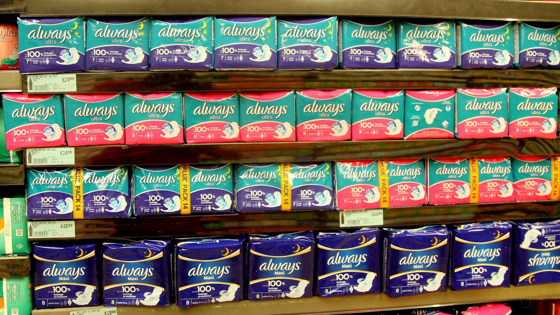 Des étagères remplies de protections sanitaires.