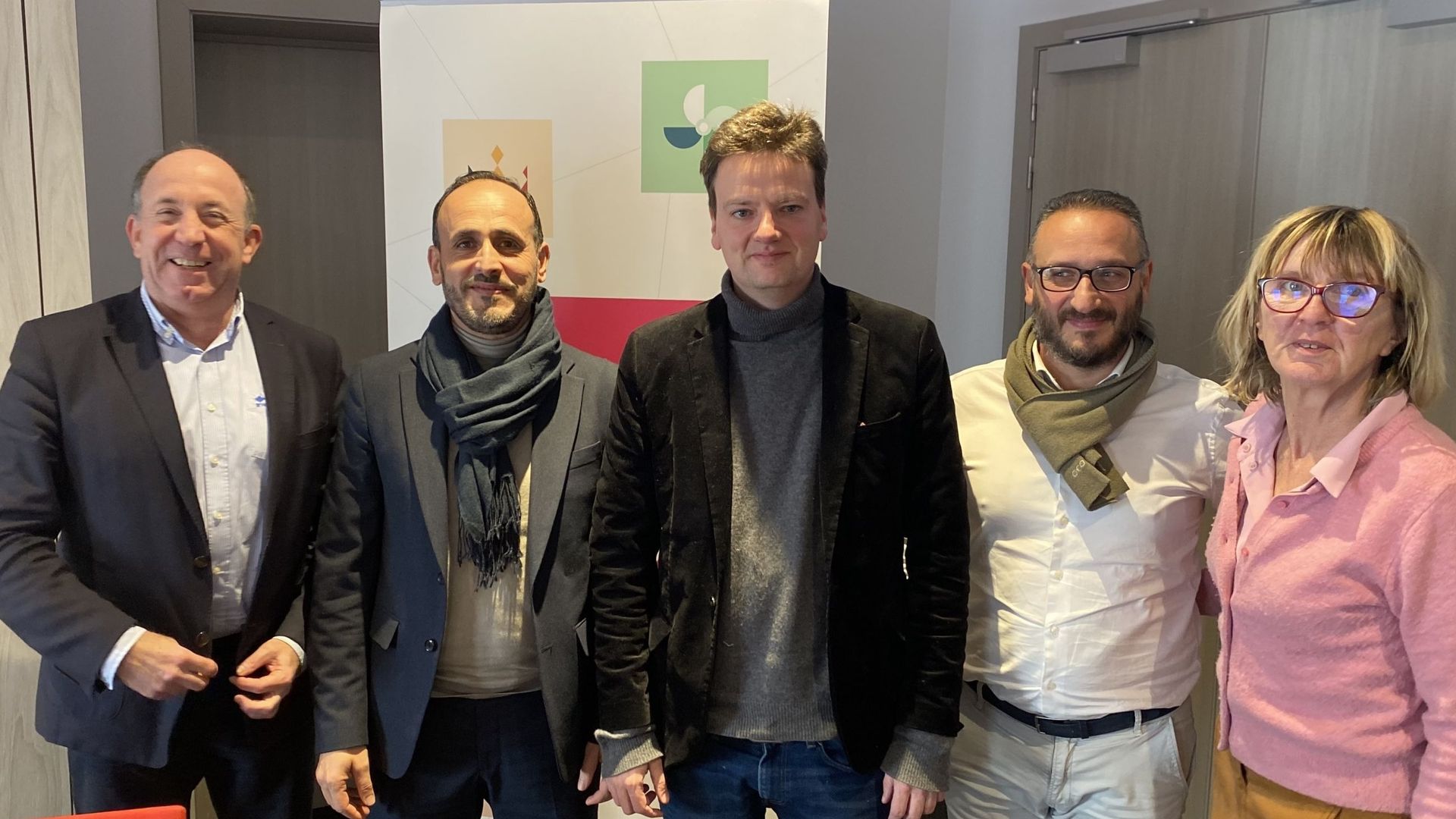 De gauche à droite: Pascal Goergen (président de DéFI Wallonie), Mourad Abdelali (échevin), François De Smet (président de DéFI), Filippo Lavore (conseiller communal) et Véronique Vandegoor (DéFI Brabant wallon)