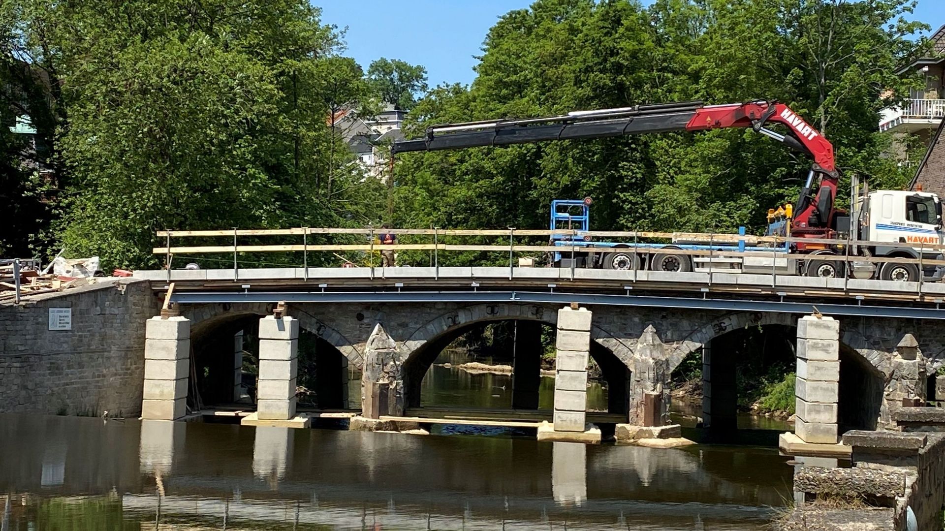 Dans la vieille rue de Malmedy (Alte MalmedyStrasse), le pont principal sur la Vesdre est en passe d’être réparé.
