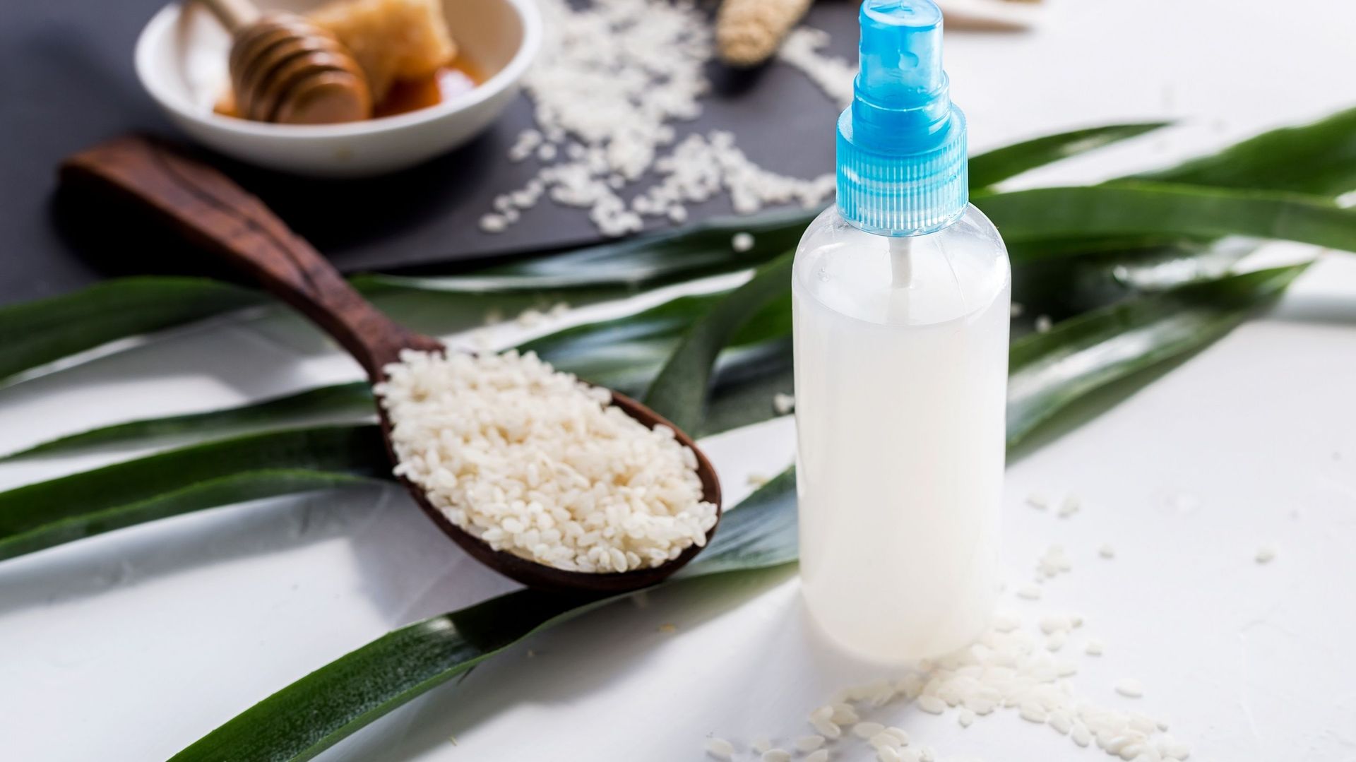 Les utilisateurs de TikTok raffolent de l'eau de riz pour sublimer leur peau ou leurs cheveux.