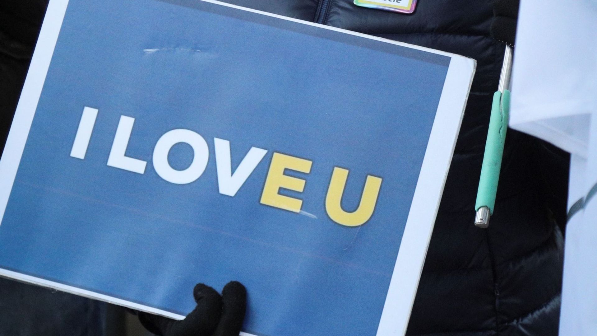 Une manifestante devant la Cour constitutionnelle de Varsovie qui tient une audience sur la primauté du droit européen ou polonais.