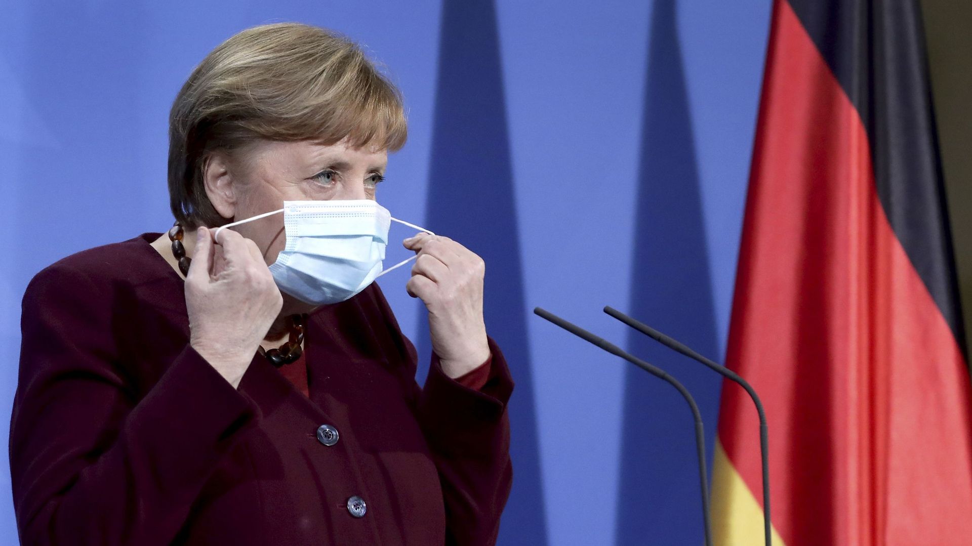 Coronavirus en Allemagne : Angela Merkel se dit prête à recevoir le vaccin d'AstraZeneca et à commander Spoutnik V