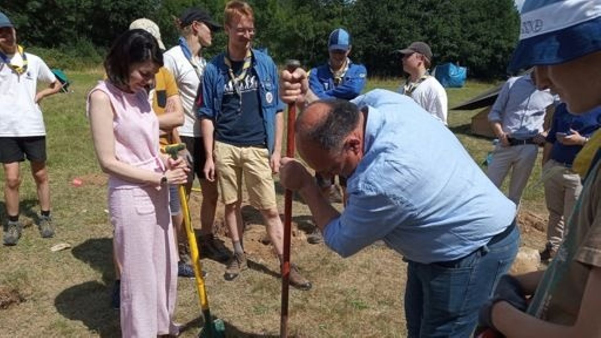Willy Borsus et Valérie Glatigny en visite dans un camp scout à Marche-en-Famenne, ce 16 juillet.