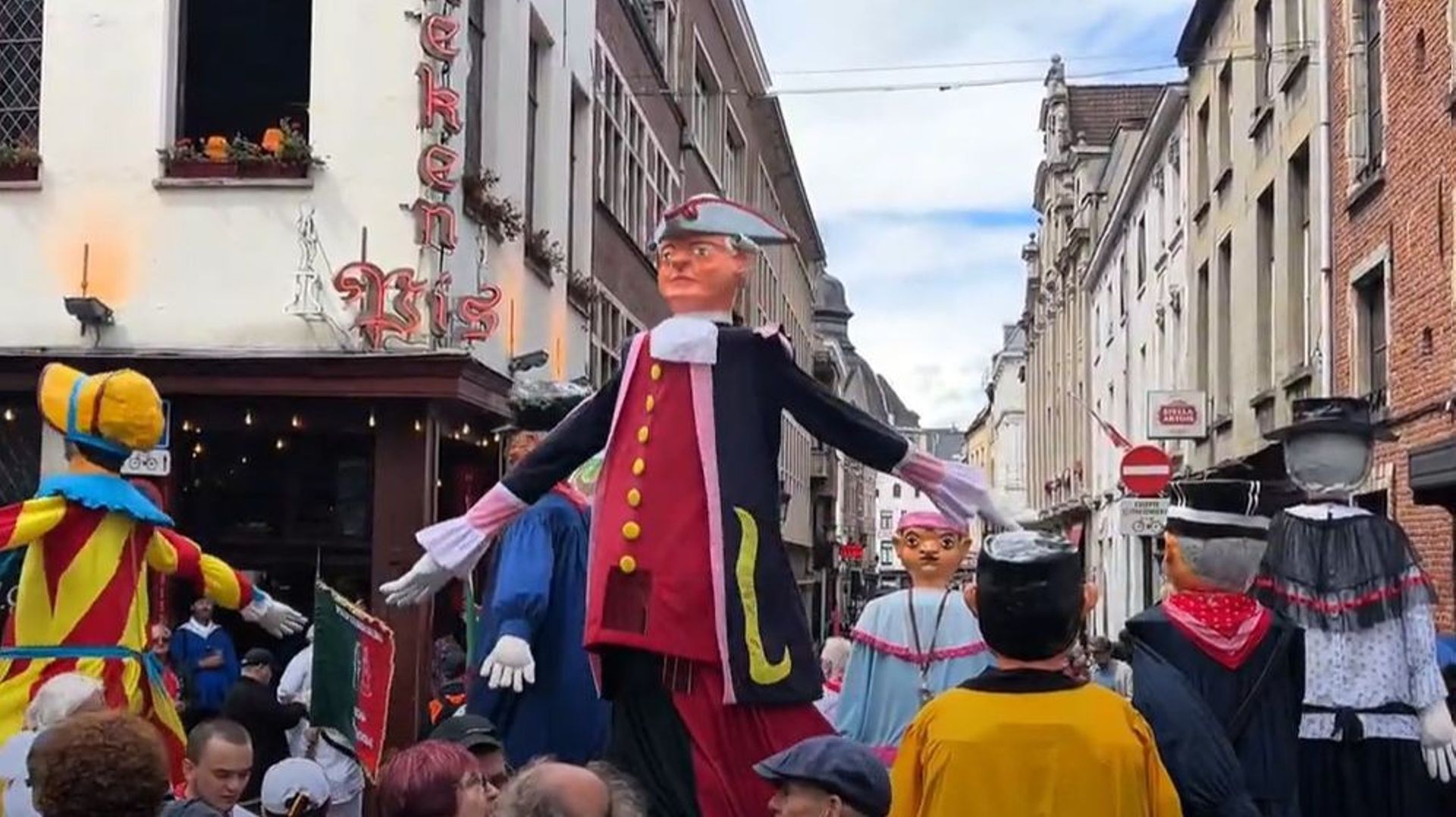 Redécouvrir le folklore bruxellois : entre géants, serments et traditions de la zwanze populaire