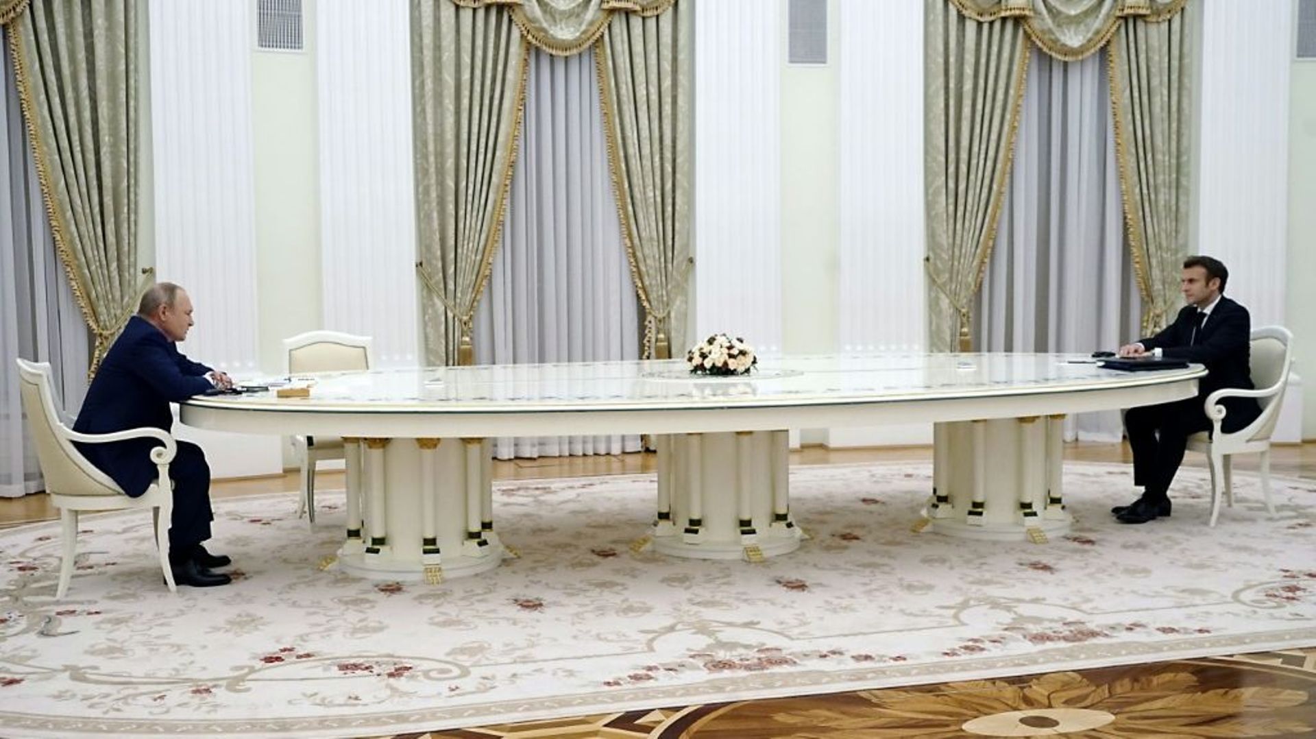 Le président français Emmanuel Macron (D) et son homologue Vladimir Poutine (G) séparés par une longue table lors de leur entretien à Moscou le 7 février 2022