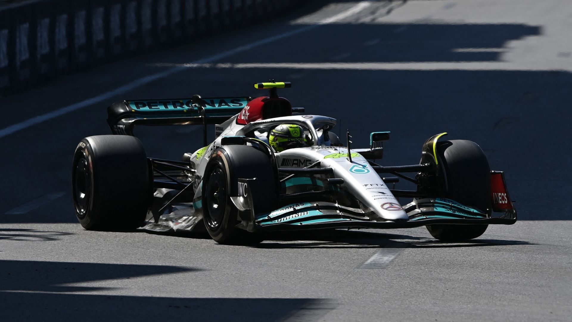 Lewis Hamilton dans sa Mercedes à Bakou.