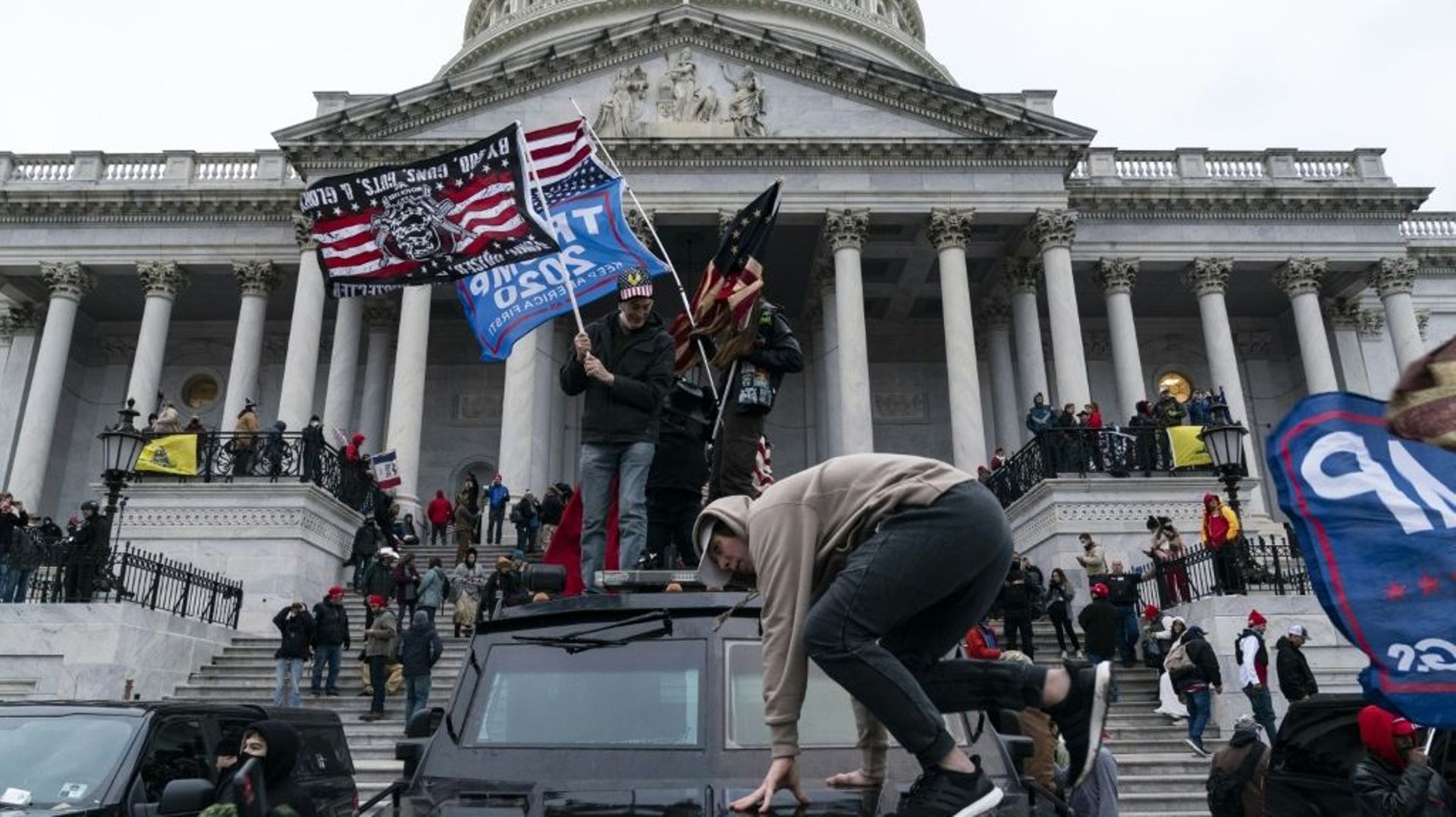 Des partisans du président Donald Trump devant le Capitole à Washington le 6 janvier 2021