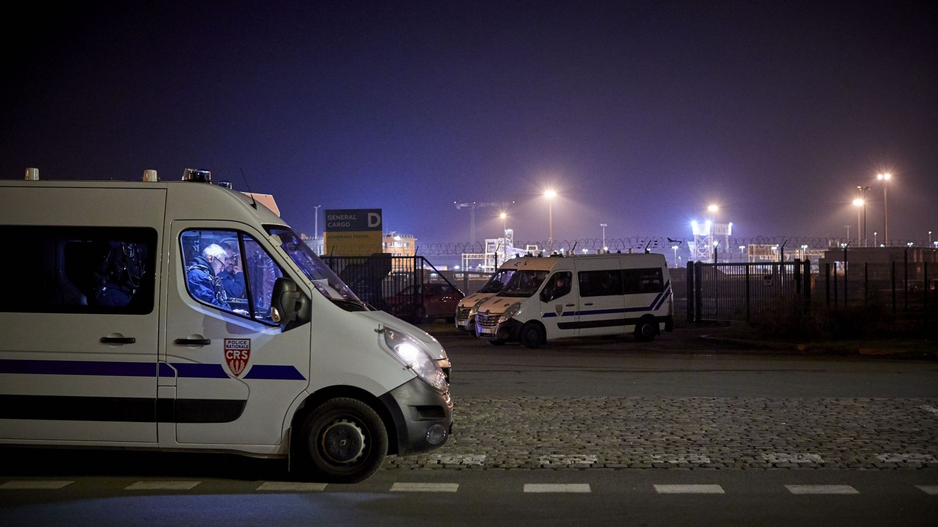 La police boucle la zone autour de l'opération de sauvetage au port de Calais le 24 novembre 2021 à Calais, France.